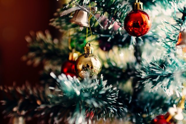 Tradisi Unik Saat Natal, dari Jalan-jalan Sambil Keroncongan sampai Membunyikan Meriam