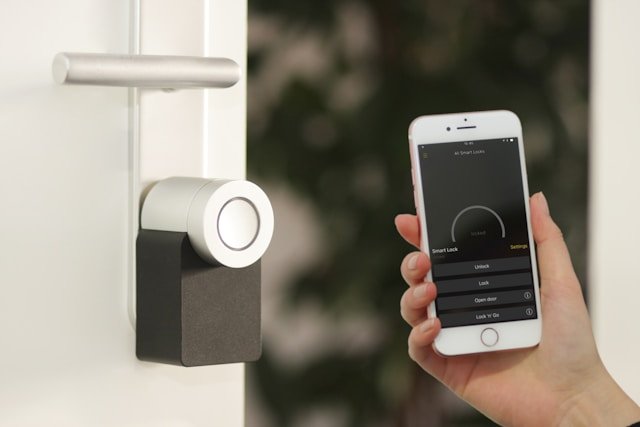 Kunci Rumah Jarak Jauh Pakai Smart Door Lock, Anti Ribet!
