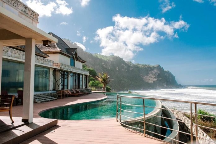 Visit Queen of The South Resort, Bermalam dengan View Laut Lepas