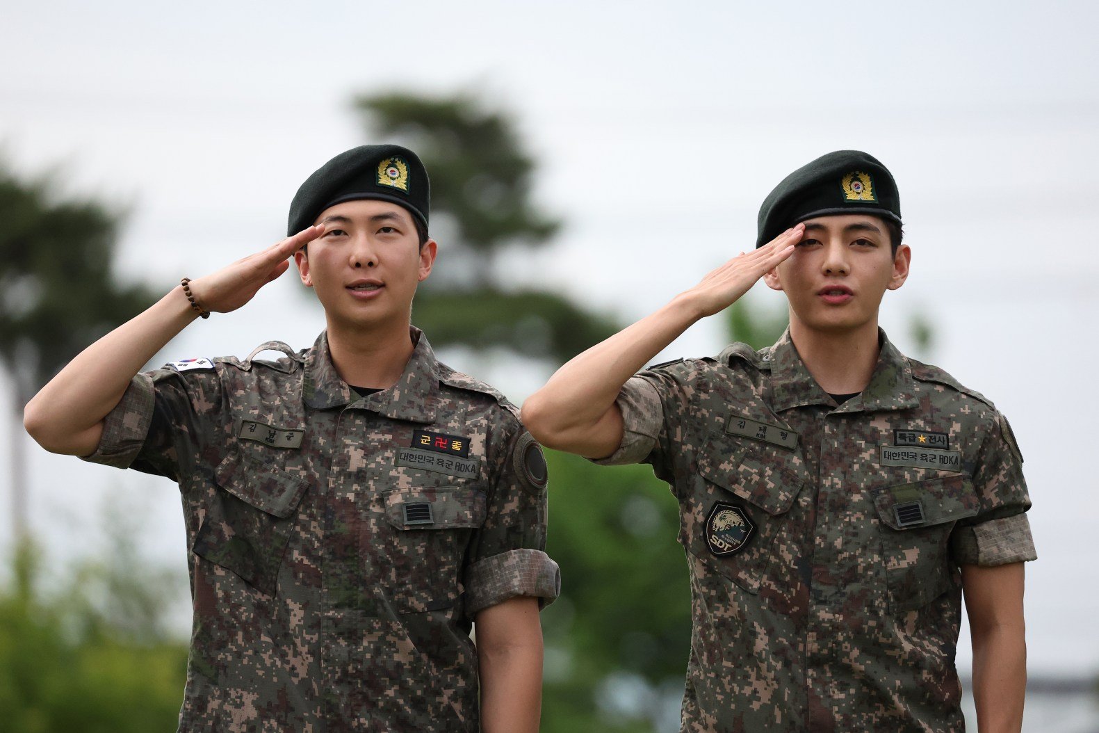 RM dan V BTS Resmi Bebas Masa Tugas Wajib Militer