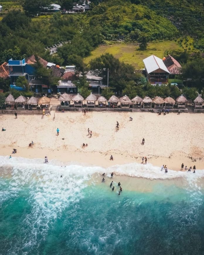 Pantai Slili: Surga yang Terapit Batuan Karang